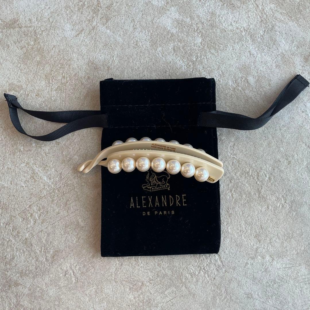 ALEXANDRE DE PARIS パール付き バナナクリップ ベージュ M クリップ｜ALEXANDRE DE PARIS（アレクサンドル ドゥ パリ）