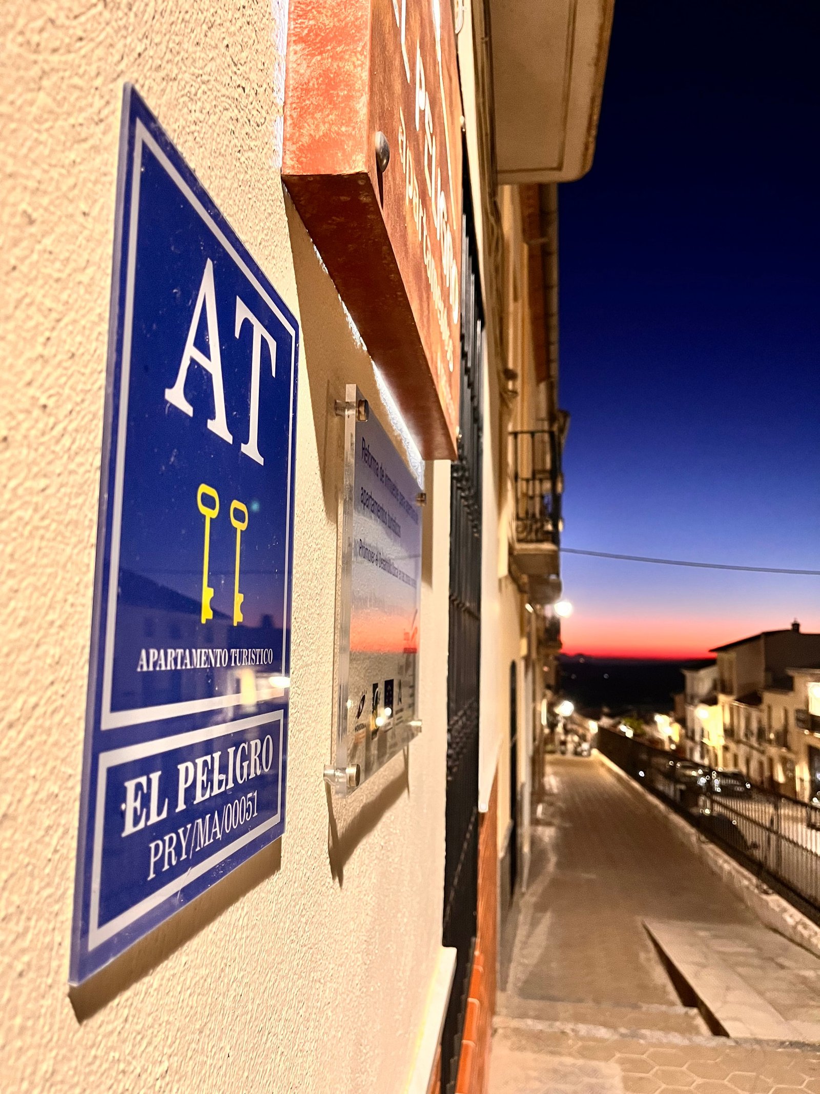 Fachada-de-apartamentos-El-Peligro